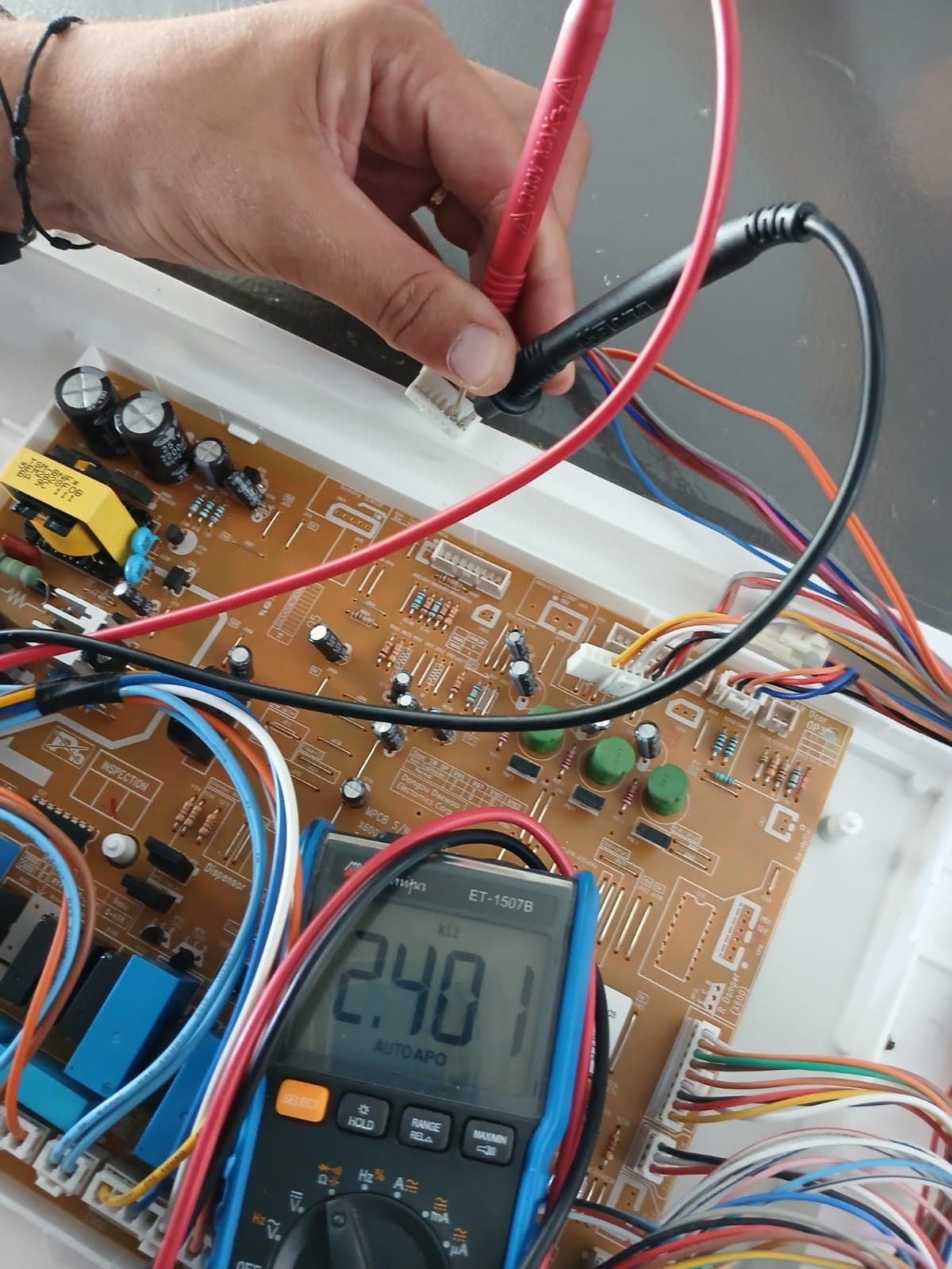 Reparo de placa eletrônica com multímetro